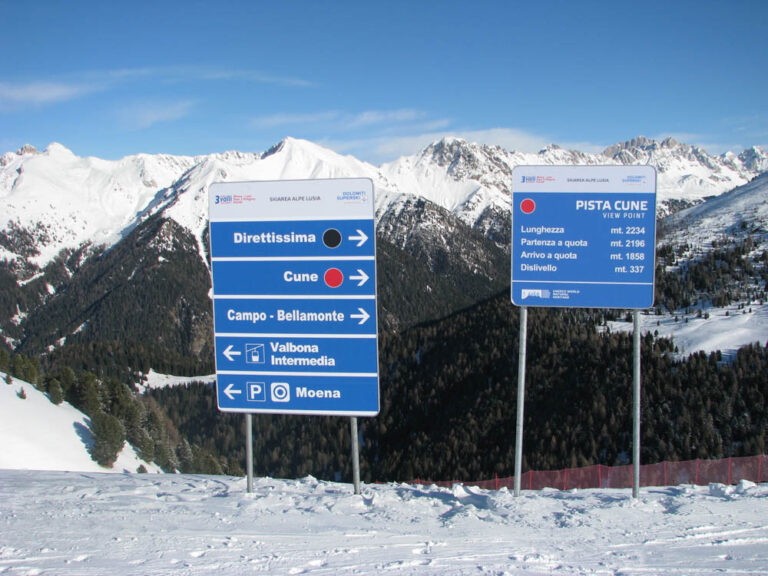 Esposizione di cartelli relativi alla: classificazione delle piste,  alla segnaletica, alle regole di condotta